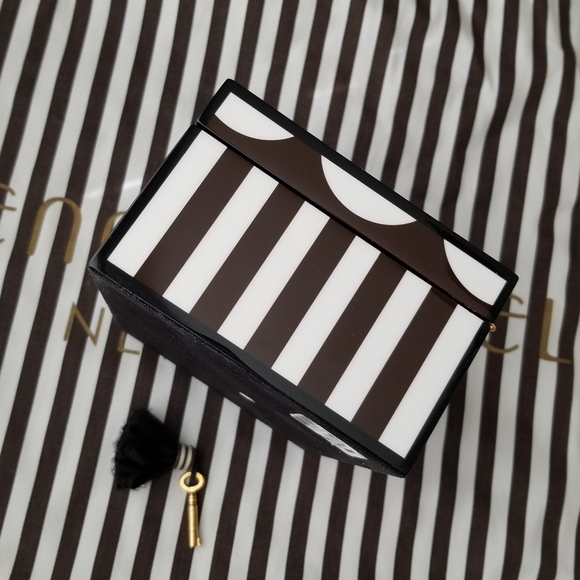 ❗Henri Bendel Lacquer Polka Dot and Stripe Brown and White Jewelry Box❗ - Picture 8 of 11